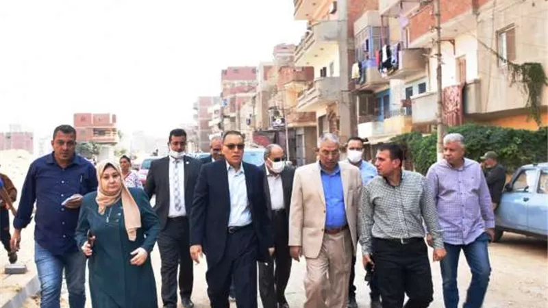 محافظ الشرقية يتفقد أعمال الرصف والتطوير الجارية بطريقي بحر شيبة والعشة بمركز الزقازيق