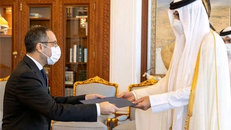 سفير مصر في الدوحة يقدم أوراق اعتماده إلى أمير قطر