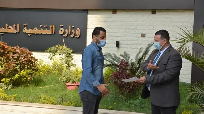شاهد .. اليوم الأول لتطبيق قرار اللجنة العليا لمكافحة كورونا بمنع دخول الموظفين الغير حاصلين على اللقاح بوزارة التنمية المحلية