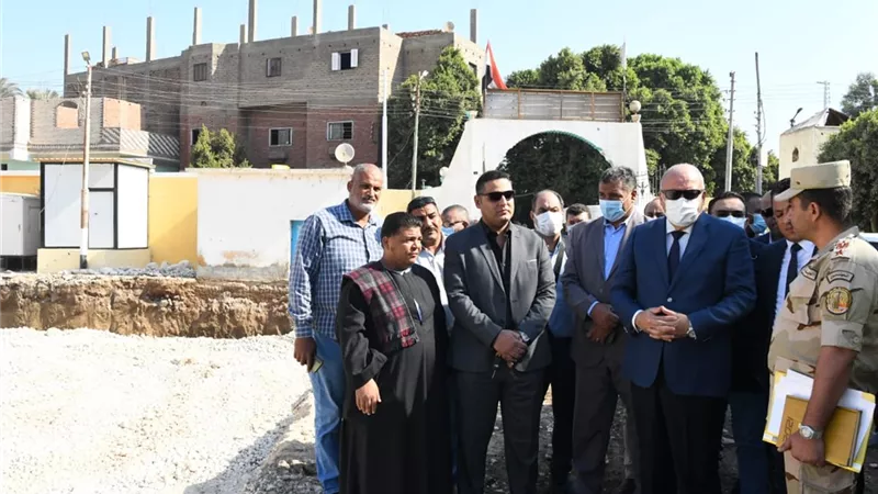 محافظ قنا يواصل جولاته لمشروعات حياة كريمة بتفقد إنشاءات مركز طبي فاو قبلى ..صور