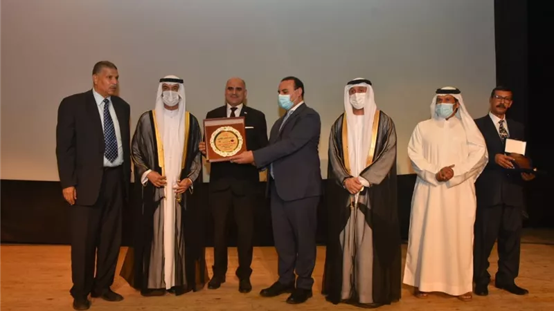 مهرجان الشعر العربي يكرم رئيس جامعة الأقصر باعتباره شخصية العام الثقافية