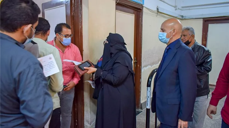 مدير صحة الشرقية يتابع تطعيم المواطنين بلقاح كورونا بمركز المديرية..صور