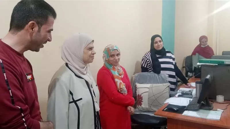 رئيس مجلس ادارة شركة مياه بنى سويف تتابع العمل بمكتب خدمة العملاء بالواسطي