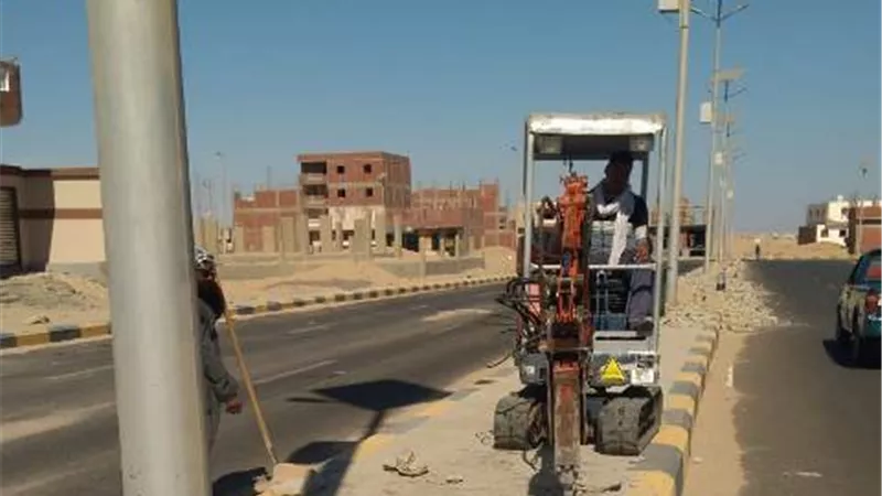 صيانة كشافات وأعمدة الإنارة العامة في شوارع بمدينة سفاجا