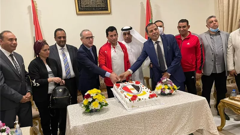 وزير الشباب يزور النادي المصري بدبي ويشارك في مباراة كرة قدم مع قدامي الرياضيين