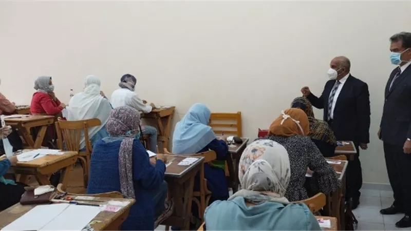 نائب رئيس جامعة الزقازيق يتفقد امتحانات كلية الطب البشرى.. بالصور