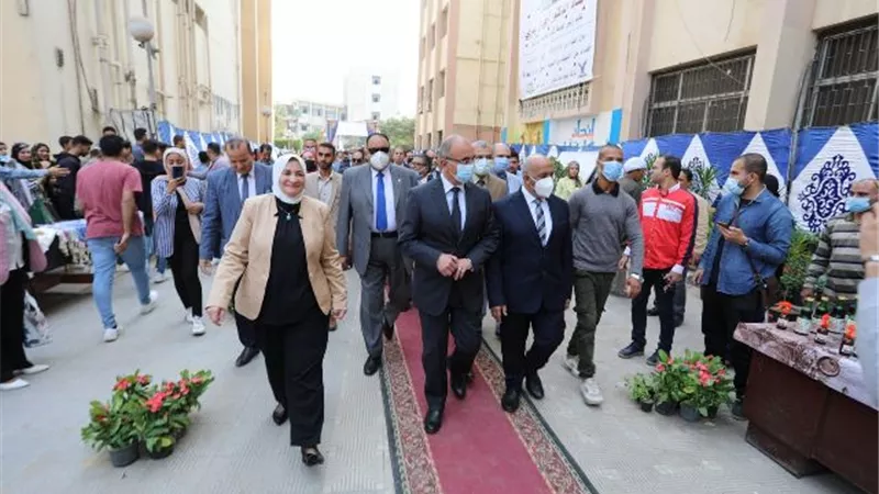 رئيس جامعة الزقازيق يفتتح معرض للملابس والمشغولات الفنية والمنتجات الغذائية