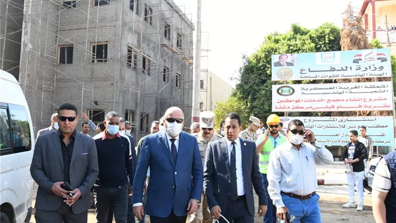 محافظ قنا يتفقد مجمع الخدمات الحكومية والملعب الخماسى بقرية فاو قبلى ..صور
