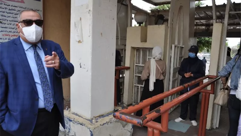 ممدوح مهدى يقف على باب جامعة حلوان لمنع دخول غير المتلقين للقاح كورونا.. بالصور والأرقام