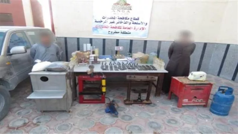 ضبط عنصرين إجراميين بتهمة الاتجار فى الحشيش وإعادة خلطه وتدويره بمطروح
