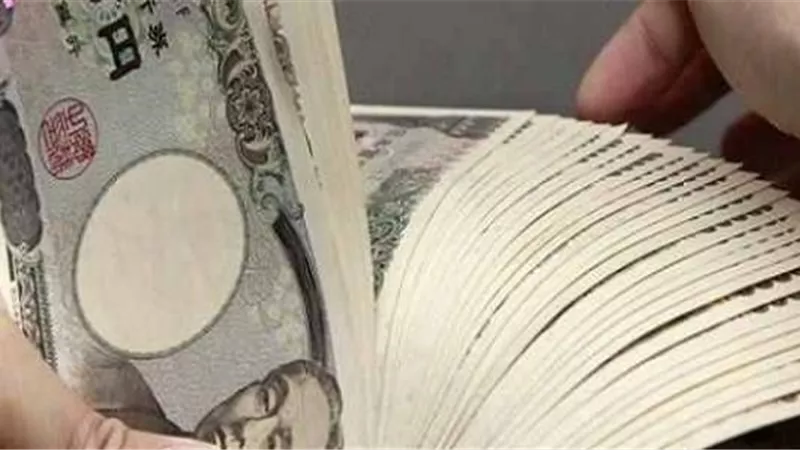 عامل يلجأ لحيلة ماكرة للاستيلاء على معاش والديه