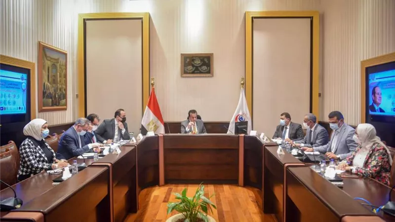 عبد الغفار يوجه باستحداث 3 تخصصات جراحية جديدة لإنهاء قوائم الانتظار