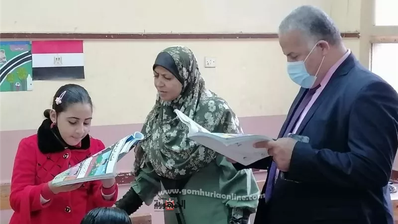وكيل تعليم دمياط يفاجئ مدرسة كفر البطيخ ويكرم مديرها