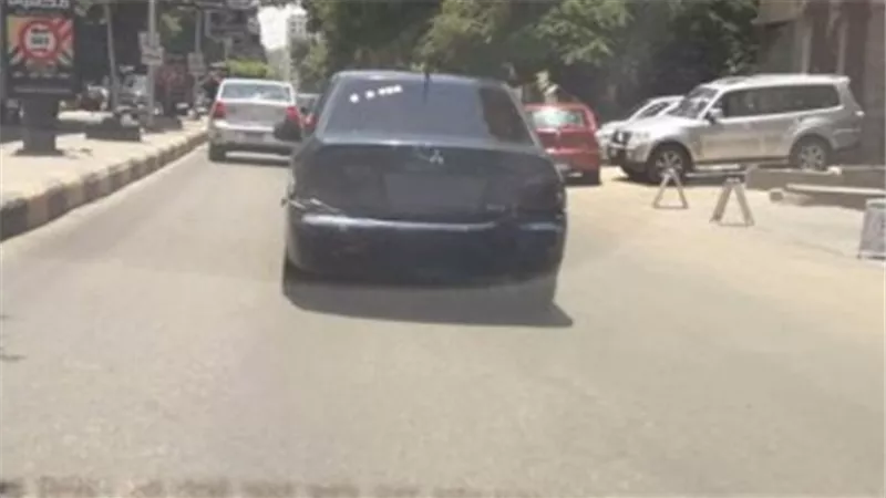 السيارة ليست ملك ضابط شرطة .. كشف ملابسات تداول صورة على فيس بوك لسيارة تحمل لوحات معدنية مخالفة
