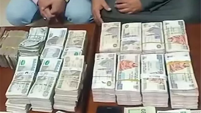 بحجم تعاملات بلغت 2,5 مليون جنيه .. العامل وشقيق زوجته يتاجران بالعملة فى المنيا