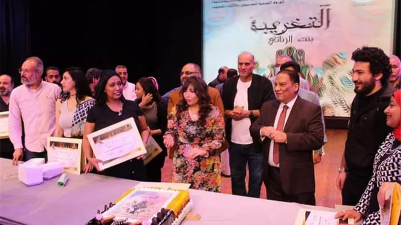 بعد جوائز القومى.. عادل عبده يكرم نجوم 