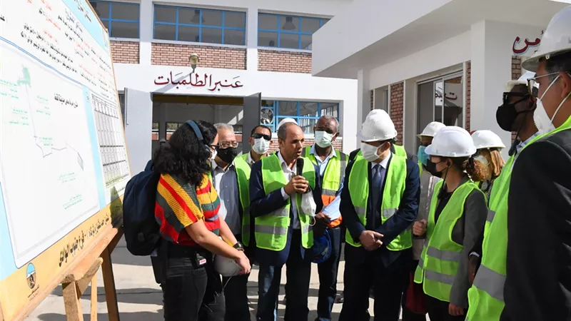 خلال زيارته لقنا .. وفد البنك الدولي يتفقد مشروع الصرف الصحى بقفط
