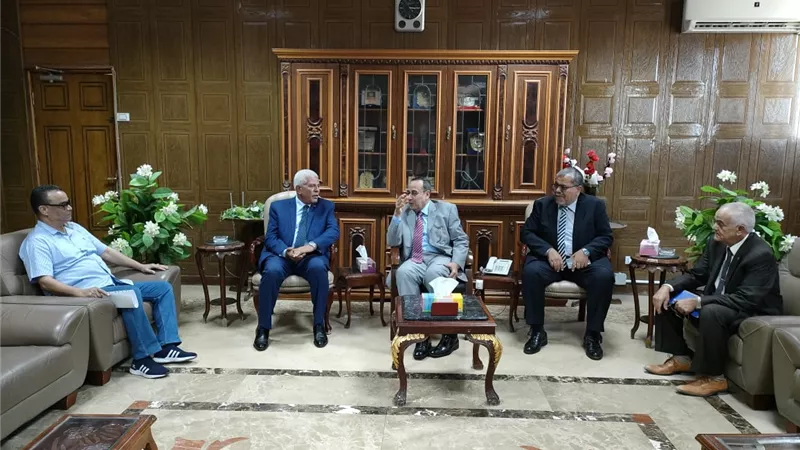 خلال لقائه نقيب الزراعيين: محافظ شمال سيناء:الزراعة تأتى في مقدمة محاور التنمية علي أرض المحافظة