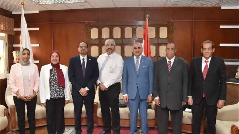 رئيس جامعة الأقصر يستقبل وفد القطاع الثقافى بالسفارة الامريكية