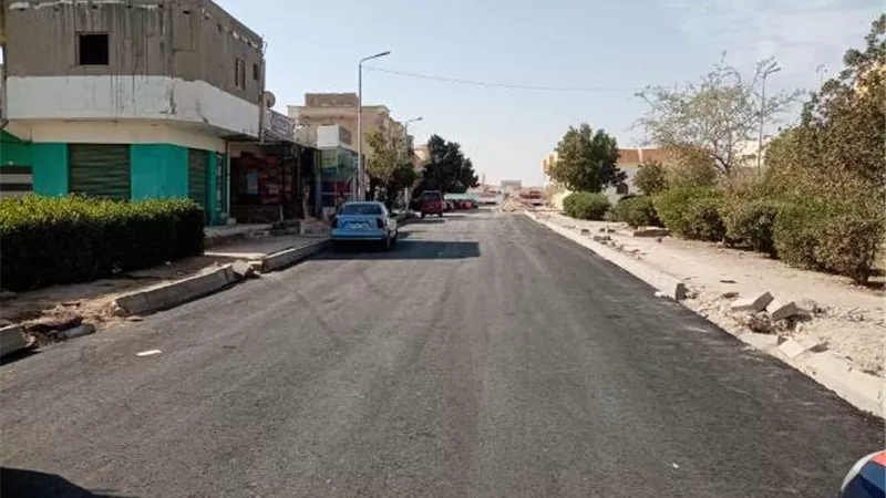 استمرار أعمال الرصف فى منطقة حفر الباطن بالغردقة.. صور
