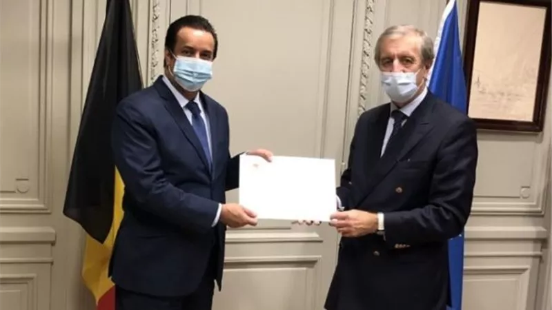 سفير مملكة البحرين المعين لدى بلجيكا يقدم نسخة من أوراق اعتماده