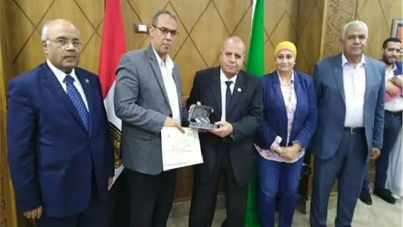 وكيل التعليم بالقليوبية يُكرم 