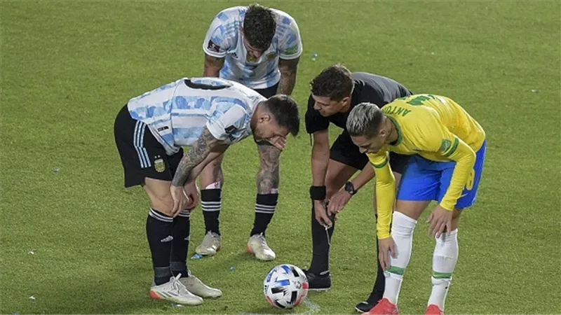 الاسباب الحقيقية وراء ايقاف حكم مباراة البرازيل والارجنتين
