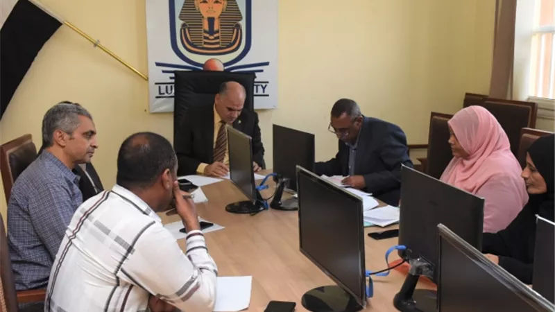 رئيس جامعة الأقصر يناقش أوضاع تسكين للطلبة والطالبات بالمدن