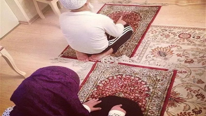 هل تصح إمامة الطفل المميز لأمه فى الصلاة؟