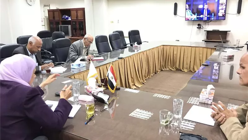 نائب رئيس الشركة القابضة يتابع أعمال مدرسة بني سويف لمياه الشرب