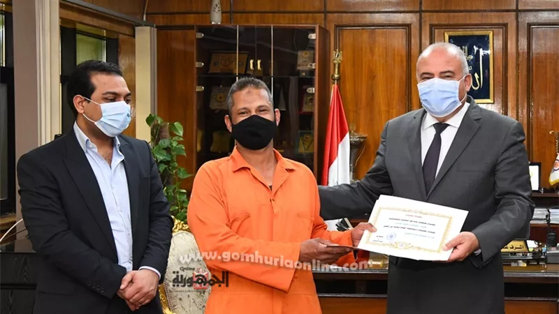 محافظ قنا يكافيء عمال النظافة بمدينة قنا لتفانيهم في العمل
