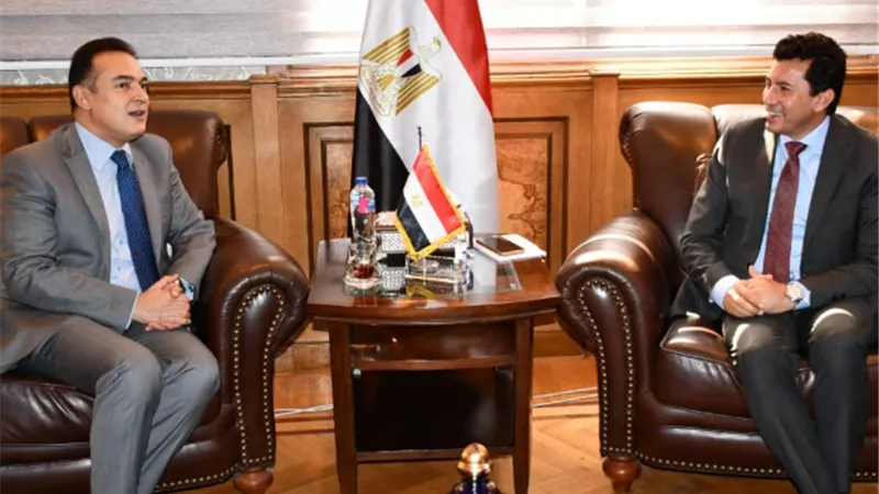 وزير الرياضة يبحث التعاون مع سفير مصر بصربيا قبل استلام مهامه