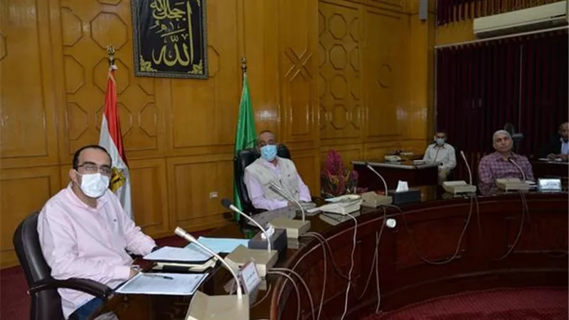 مشاكل التعليم في أجندة اجتماع محافظ ونواب الإسماعيلية ..صور