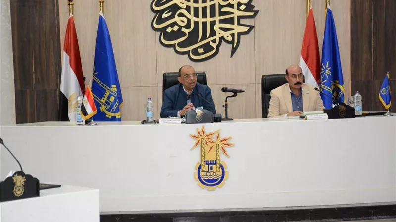 وزير التنمية المحلية ومحافظ أسوان يلتقيان مع الأهالي المتضررين من أزمة السيول وممثلي الجمعيات الأهلية والمجتمع المدني