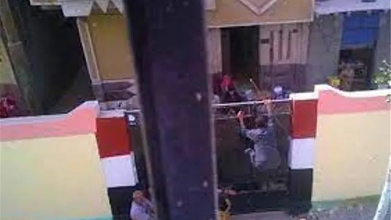 ولي أمر يقتحم مدرسة ويعتدي على مُعلم بالضرب في الدقهلية