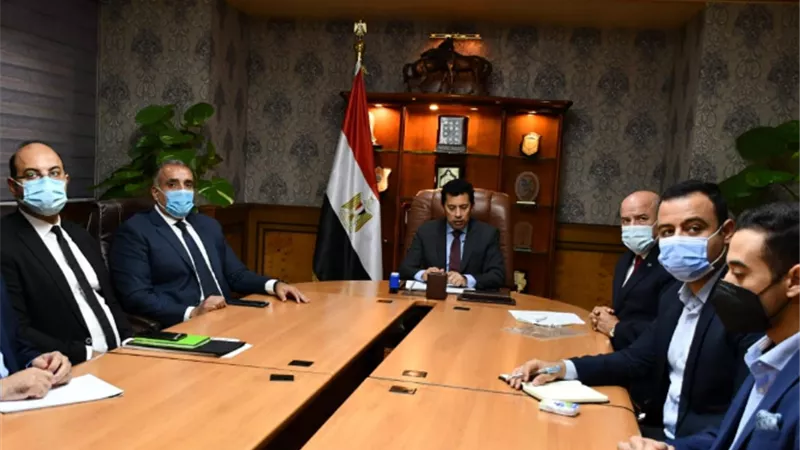 وزير الشباب يبحث التعاون مع نظيره البحريني عبر الفيديو كونفرانس