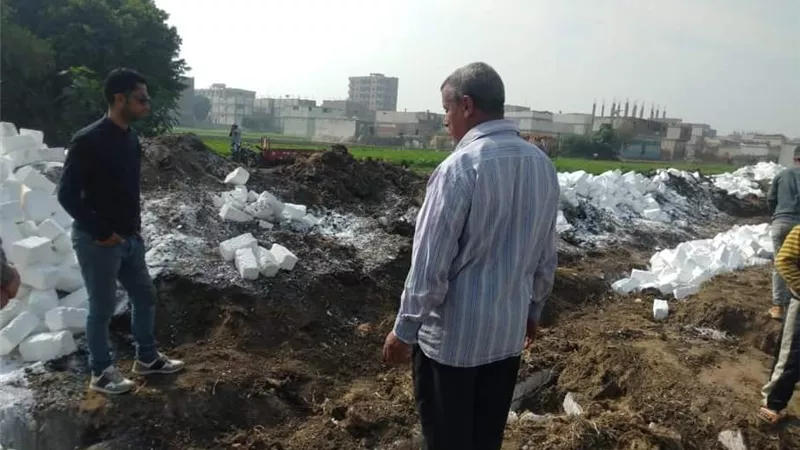 إزالة حالتي تعد بالبناء في المهد ورفع تراكمات القمامة بقريتين بمركز المنيا
