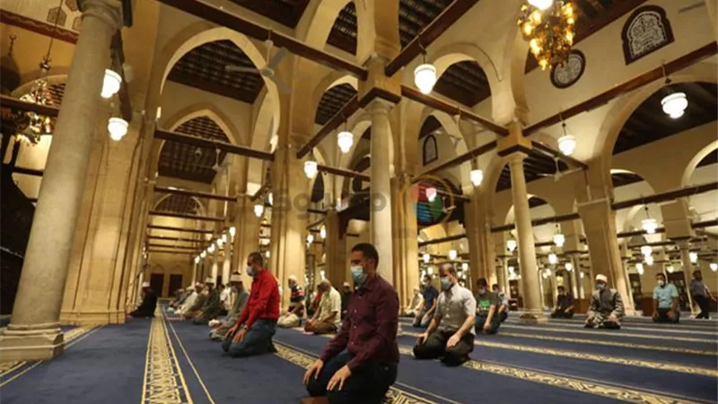 هل يجوز للمأموم تصحيح القراءة للإمام أثناء الصلاة؟