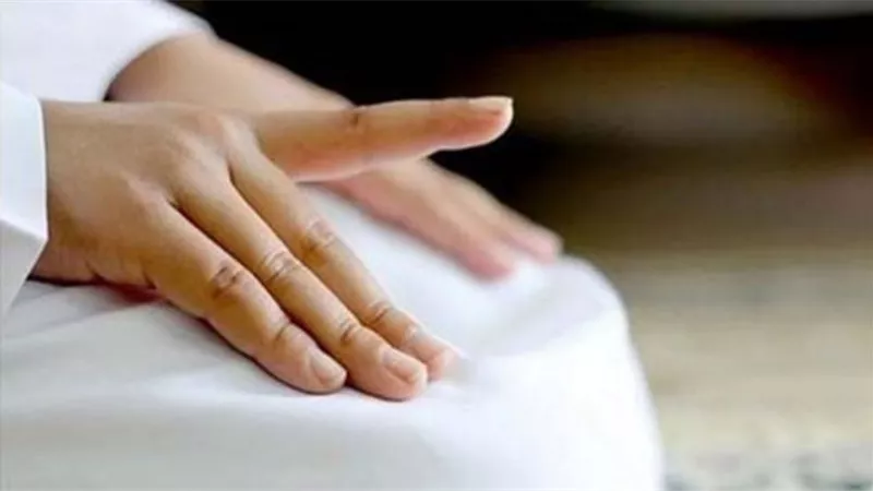 هل حركة الإصبع عند التشهد بدعة أم سنة؟..الإفتاء تُجيب