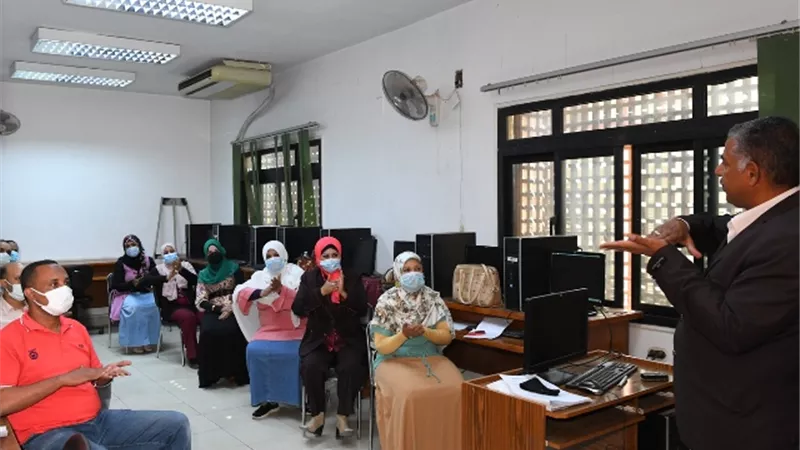 دورة تدريبية على لغة الإشارة للعاملين بالمراكز التكنولوجية فى قنا.. بالصور