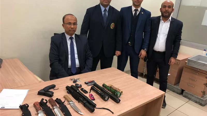 جمارك المطار تضبط ٣ ركاب بحوزتهم صواعق كهربائية وأسلحة بيضاء و عملات ذهبية