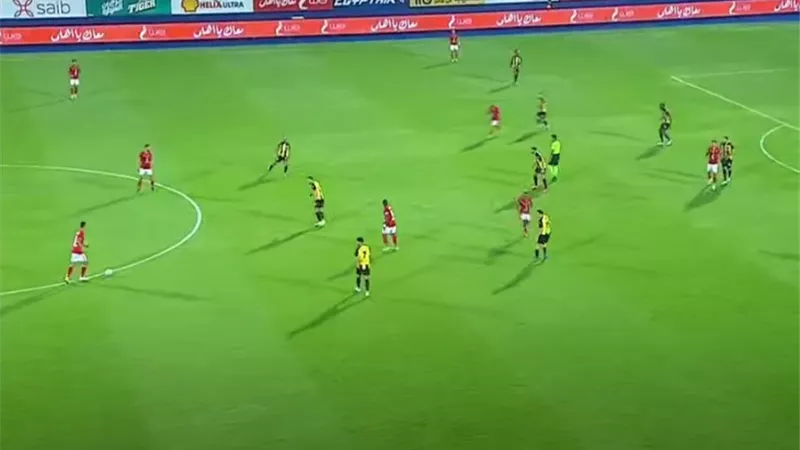 الغندور يحتسب ركلة جزاء للمقاولون ضد الأهلى و