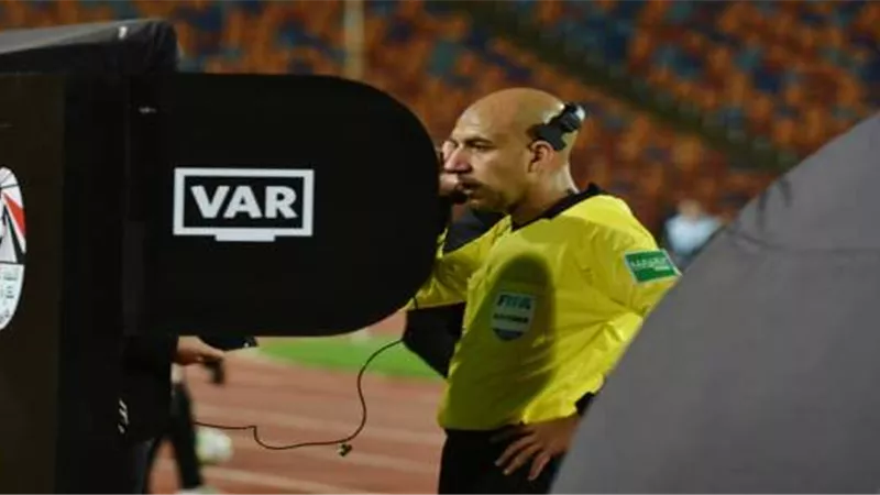 محمد عادل حكما لمباراة هآرتس أوف أوك الغاني وشبيبة الساورة بالكونفدرالية