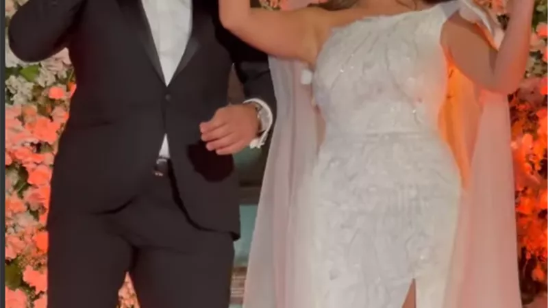 خالد عليش يغني لزوجته فى حفل زفافهما.. فيديو