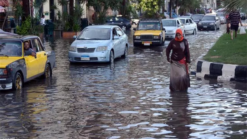 سقوط أمطار غزيرة على الإسكندرية وانتشار رجال المرور لتسهيل الحركة المرورية