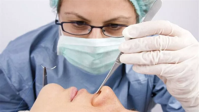 أشعر بحرج من شكل الأنف..فهل يجوز إجراء عملية تجميل ؟