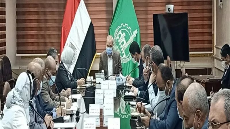محافظ القليوبية يبحث آليات إنشاء محطة الصرف العام بمنطقة الشروق الصناعية بالخانكة