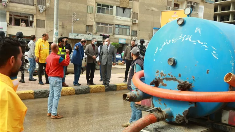 محافظ كفر الشيخ ونائبه يتابعان أعمال رفع المياه في ظل تداعيات موجة الطقس السيء