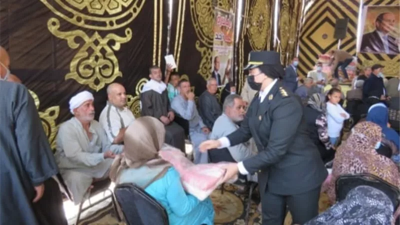 قوافل الداخلية الإنسانية تجوب المحافظات لتوزيع البطاطين على المواطنين الاولى بالرعاية