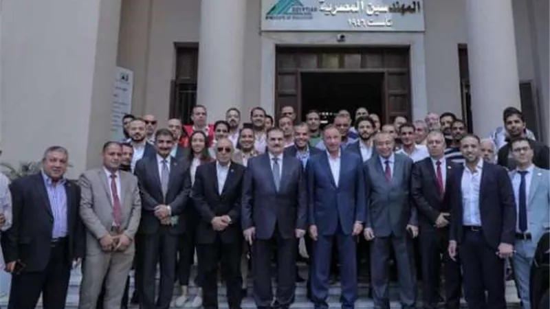 نقيب المهندسين يستقبل الخطيب وقائمته الانتخابية.. ويهديه درع النقابة